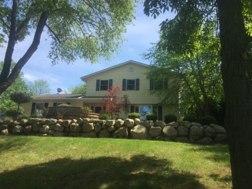 4065 Hubertus Rd, Hubertus, WI 53033-9420