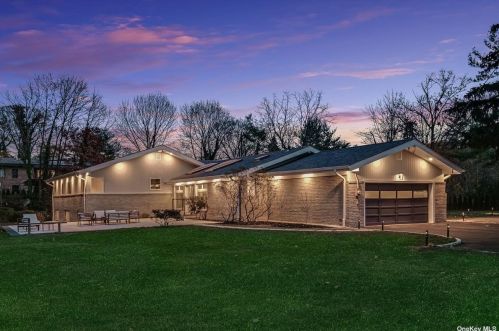 2 Blue Sea Ln, Great Neck NY  11024-1504 exterior