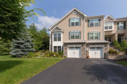 819 Huntington Dr, Fishkill, NY 12524-4917
