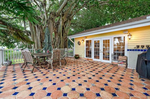 3609 Washington Rd, West Palm Beach, FL 33405-1943