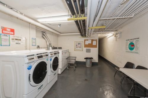 4 Mill Dr, Great Neck NY  11021-4009 exterior