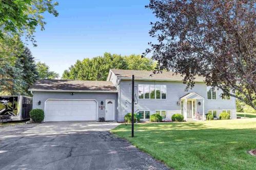 4818 Meadow Dr, Green Bay, WI 54313-4405