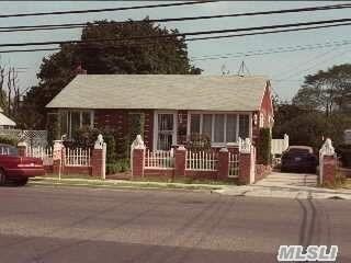 441 Albany Ave, Amityville, NY 11701-2521