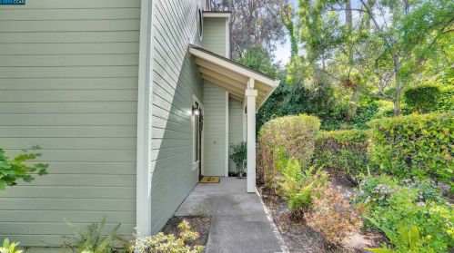 2101 Henry Ave, Pinole CA  94564-1771 exterior