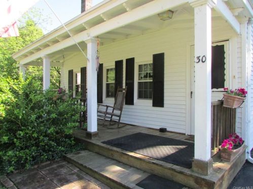 30 Hazen St, Cornwall, NY 12518-1605