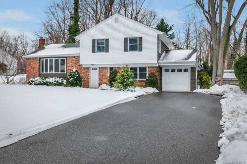 21 Dolphin Ln, Northport, NY 11768-1860
