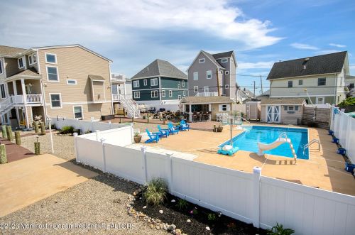 207 Ceylon Ave, Pelican Island, NJ 08751-2204