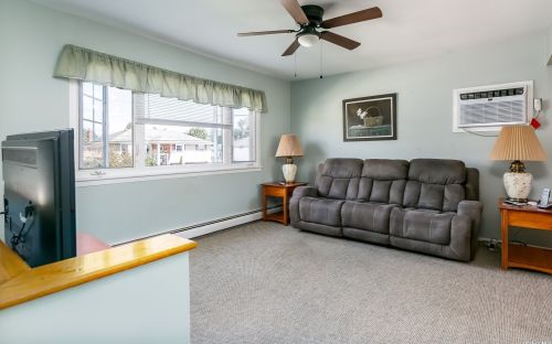 645 Kings Ave, North Lindenhurst, NY 11757-2915