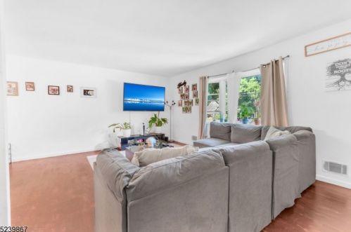 51 Morris Ave, West Milford Lakes NJ  07480-1118 exterior