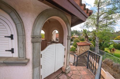 1129 Sugarbush Dr, Vista CA  92084-6605 exterior