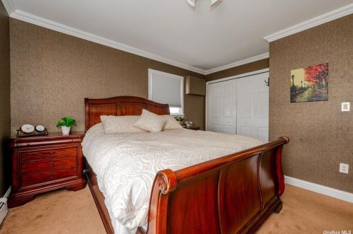 372 5 St, North Lindenhurst NY 11757-1149 exterior