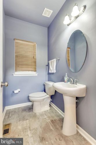 11 Broad Way, Lovettsville VA  20180-8608 exterior