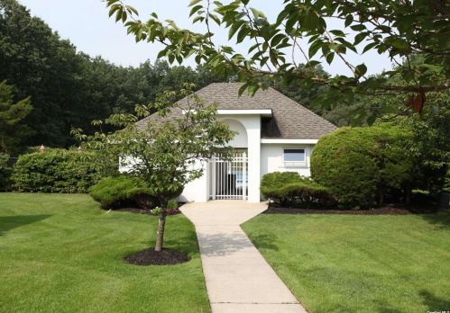 4 Sabrina Ct, Huntington Station NY  11746-4225 exterior