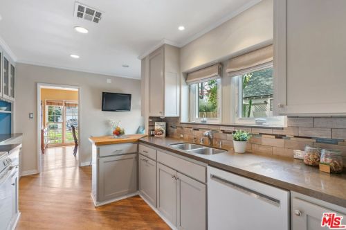 11945 Addison St, North Hollywood CA  91607-3157 exterior