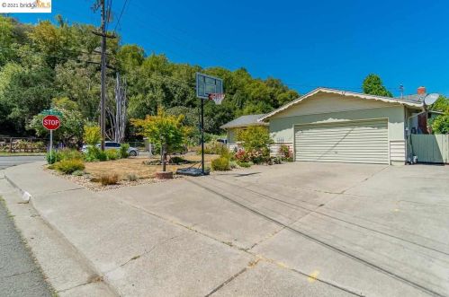 2305 Hoytt Ct, Pinole, CA 94564-1043