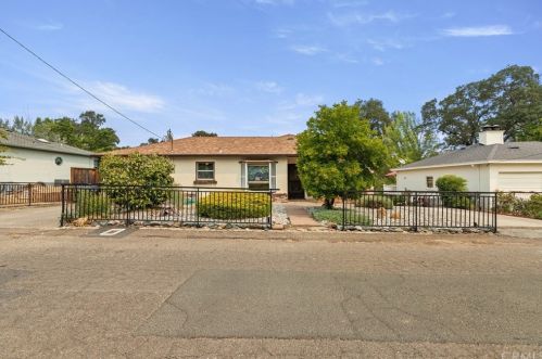 380 Hillcrest Dr, Lakeport, CA 95453-3117