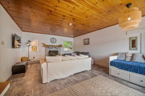 44 Roberts Cove Rd, Wakefield NH  03872-4741 exterior