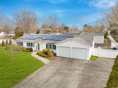 11 Puritan Ave, Mount Sinai, NY 11766-2511