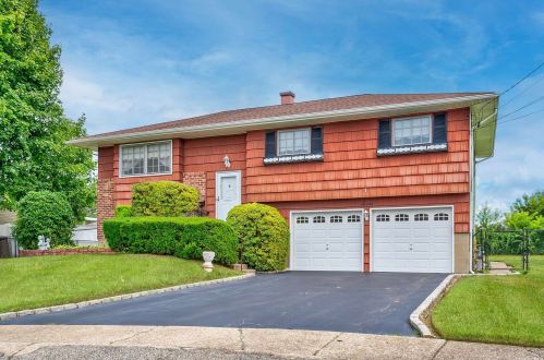 7 Tarn Ct, Deer Park NY  11729-6221 exterior