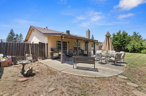 14822 Pueblo Dr, Manteca CA  95336-2550 exterior