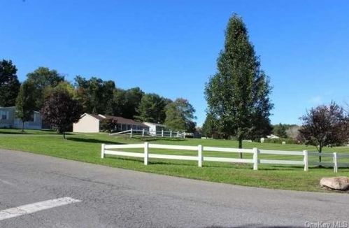 108 Brittany Ter, Rock Tavern, NY 12575-5551