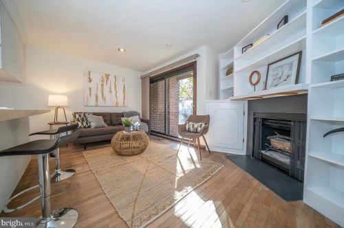 922 Locust St, Philadelphia, PA 19107-5761
