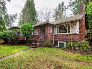 1317 Taylors Ferry Rd, Portland, OR 97219-4366