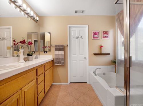 23810 Oak View Ln, Santa Clarita CA  91321-4661 exterior