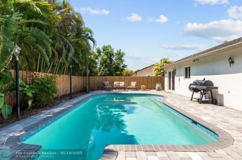 19621 58 Ave, Hialeah FL  33015-4909 exterior