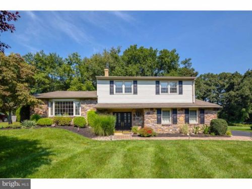 72 Green Valley Dr, Southampton, PA 18966-1614