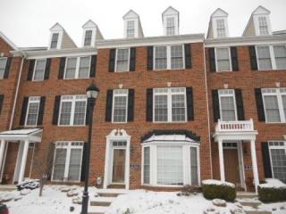 232 Park Square Ln, Pittsburgh, PA 15238-3158