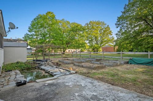 27 Main St, Newton NH  03858-3306 exterior