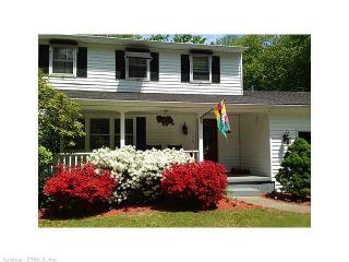 5 Rosanne Ln, Plainville, CT 06062-2654