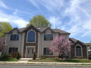 33 Oak Ter, Airmont, NY 10901-5922