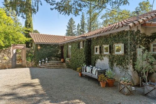 300 Alta Loma Dr, Angwin, CA 94508-9618
