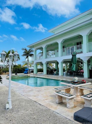 132 4th Ln, Key Largo, FL 33037-4659