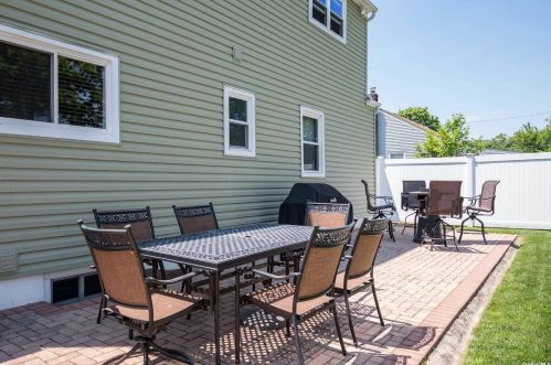 542 Wellwood Ave, North Lindenhurst, NY 11757-2747