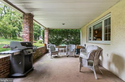 17 Windmill Dr, Southampton PA  18966-2328 exterior