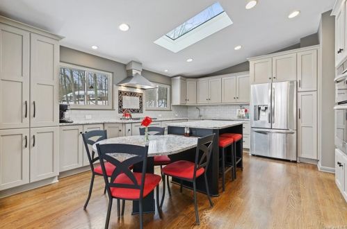 13 Robin Hood Rd, Airmont, NY 10901-3814