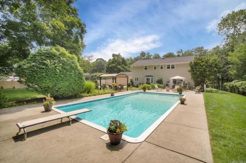 18 Mayer Dr, Airmont NY  10901-3825 exterior