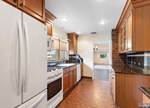 214 Maywood Ave, Maywood, NJ 07607-1011
