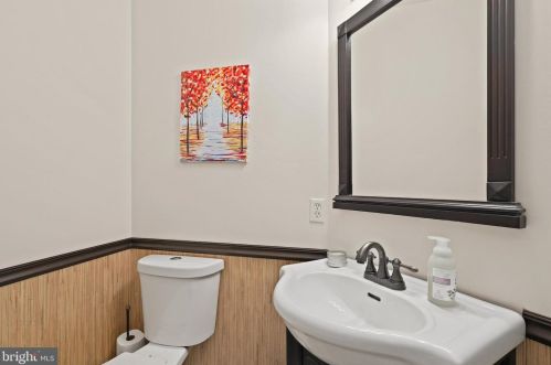 526 Beauregard Dr, Leesburg VA 20175-8924 exterior