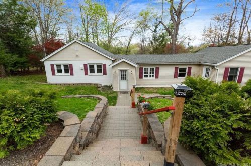 37 Candle Hill Rd, Danbury CT  06812-2409 exterior