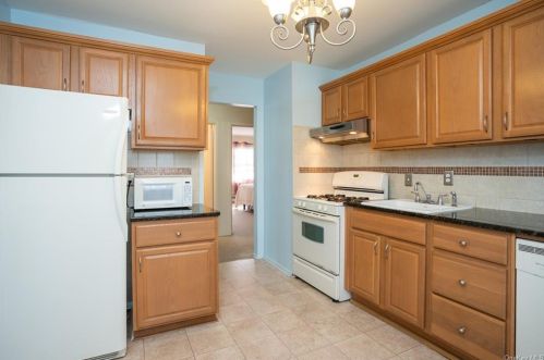 70 Parkside Dr, Airmont, NY 10901-7826