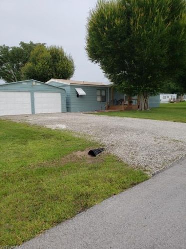 1089 Bay Dr, Moore Haven, FL 33471-4988