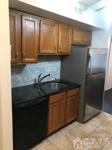 2 Powderhorn Ct, Woodbridge, NJ 07095-1410