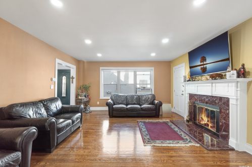 79 Grace Ave, Great Neck, NY 11021-1437