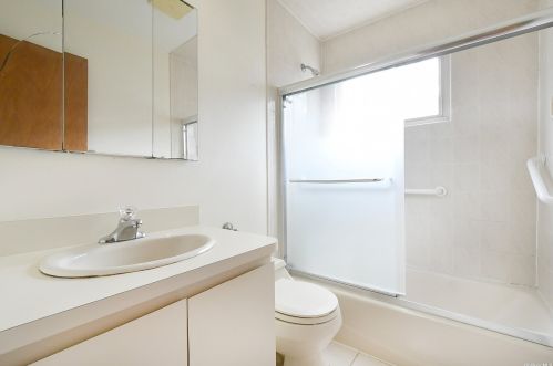 9 Leghorn Ct, Huntington Station NY  11746-2820 exterior