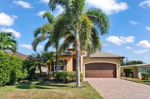 755 92nd Ave, Naples, FL 34108-2432