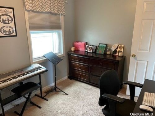 190 31 St, North Lindenhurst NY 11757-3216 exterior